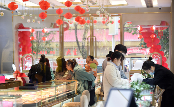 Người phụ nữ mua thỏi vàng 100g rồi ký gửi tại quầy, 11 năm sau quay lại thì chủ tiệm từ chối: "Tôi trả chị 123 triệu với phiếu mua hàng được không?"- Ảnh 2.
