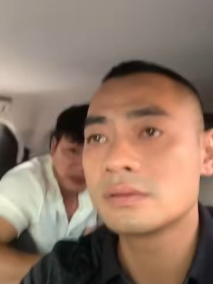 Chồng đỡ đẻ cho vợ trong taxi trên phố Hà Nội- Ảnh 2.