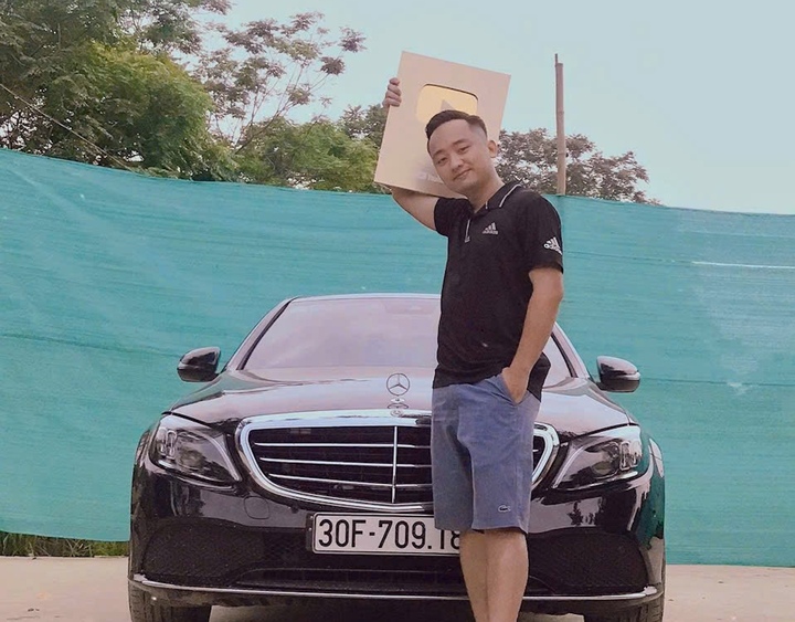 Thu nhập của YouTuber "chủ tịch giả nghèo" Hoàng Văn Đức trước khi bị khởi tố- Ảnh 2.