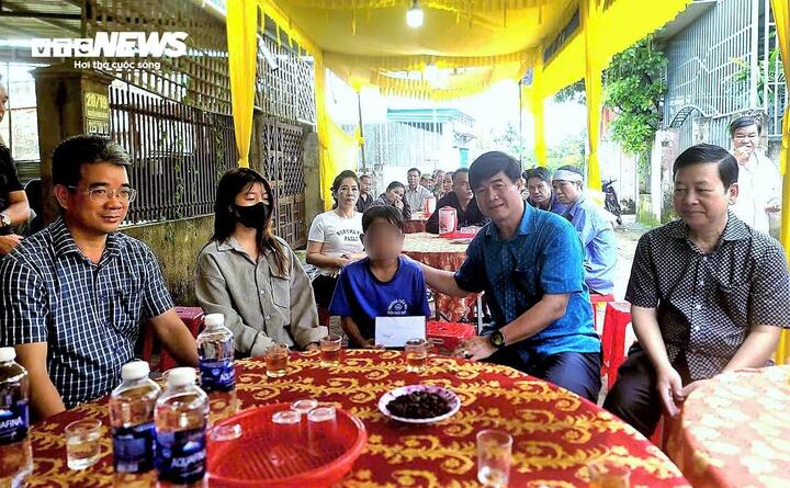Phó Chủ tịch tỉnh Đắk Lắk "thưởng nóng" cậu bé dũng cảm cứu bạn khỏi kẻ sát nhân- Ảnh 1.