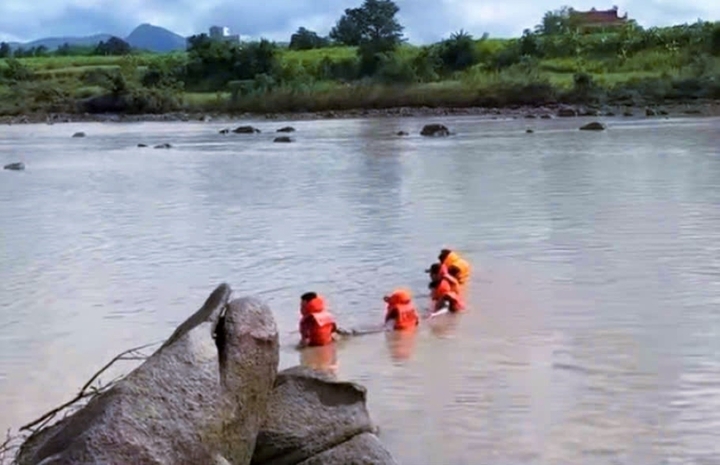 Ba học sinh rủ nhau tắm sông, 2 em chết và mất tích- Ảnh 1.