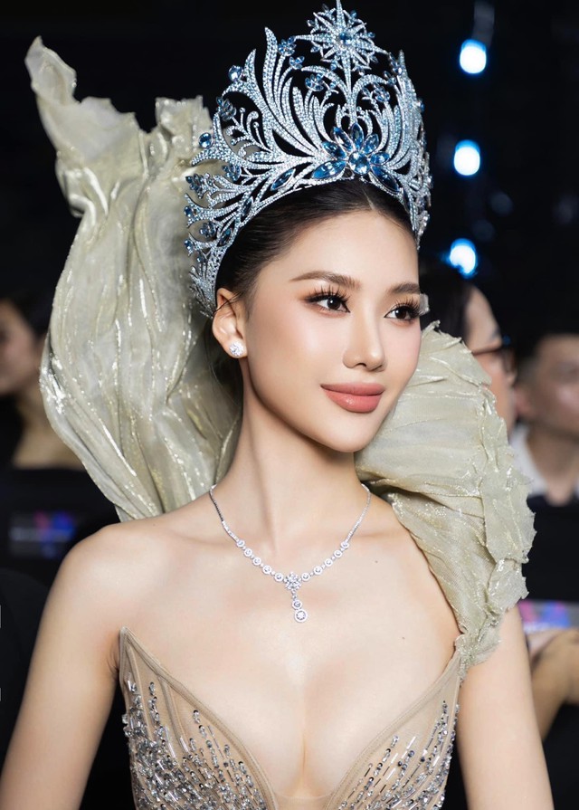 Hoa hậu Bùi Quỳnh Hoa: Vướng tai tiếng sau đăng quang, nay thả dáng bên xe sang - đồ hiệu phủ kín- Ảnh 1. Hoa hậu Bùi Quỳnh Hoa: Vướng tai tiếng sau đăng quang, nay thả dáng bên xe sang - đồ hiệu phủ kín- Ảnh 1.