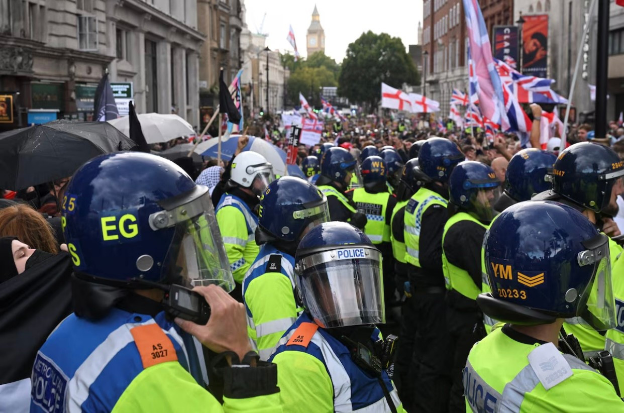 Biểu tình lớn hiếm thấy ở London- Ảnh 2.