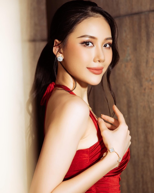 Hoa hậu Bùi Quỳnh Hoa: Vướng tai tiếng sau đăng quang, nay thả dáng bên xe sang - đồ hiệu phủ kín- Ảnh 3. Hoa hậu Bùi Quỳnh Hoa: Vướng tai tiếng sau đăng quang, nay thả dáng bên xe sang - đồ hiệu phủ kín- Ảnh 3.