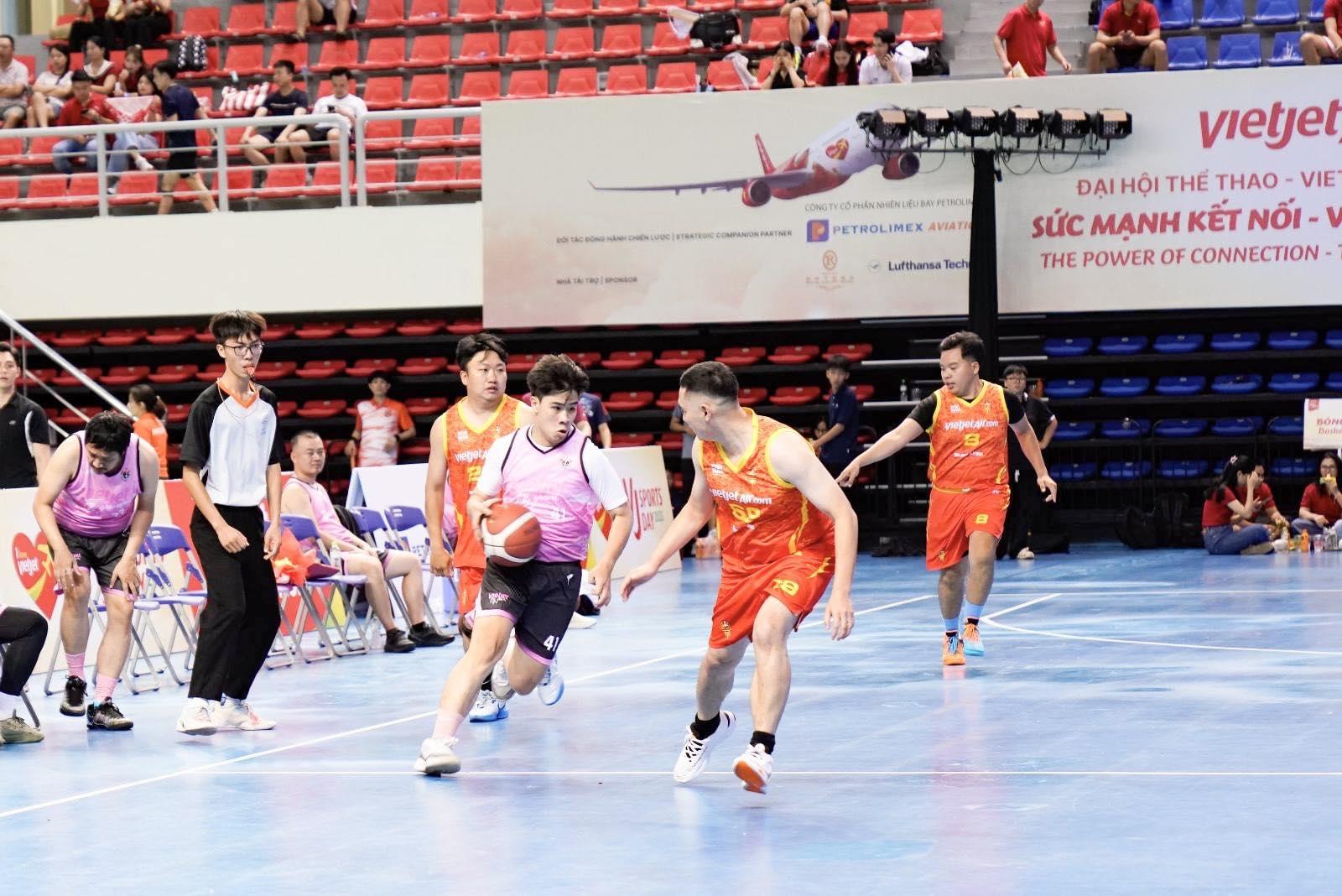 Khoảnh khắc đáng nhớ của các “chiến binh bầu trời” tại Vietjet Sports Day 2025- Ảnh 5.