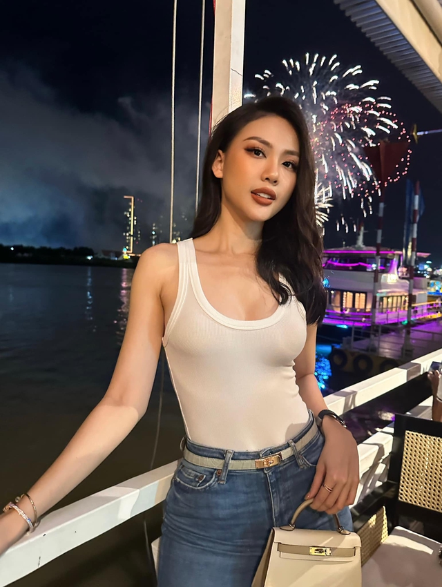 Hoa hậu Bùi Quỳnh Hoa: Vướng tai tiếng sau đăng quang, nay thả dáng bên xe sang - đồ hiệu phủ kín- Ảnh 4. Hoa hậu Bùi Quỳnh Hoa: Vướng tai tiếng sau đăng quang, nay thả dáng bên xe sang - đồ hiệu phủ kín- Ảnh 4.