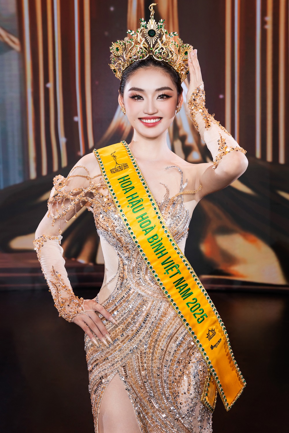 Hoa hậu ở trọ 2,5 triệu đồng/tháng, làm phục vụ tiệc cưới, dùng mỹ phẩm loại 30.000 đồng để chăm sóc da- Ảnh 2.