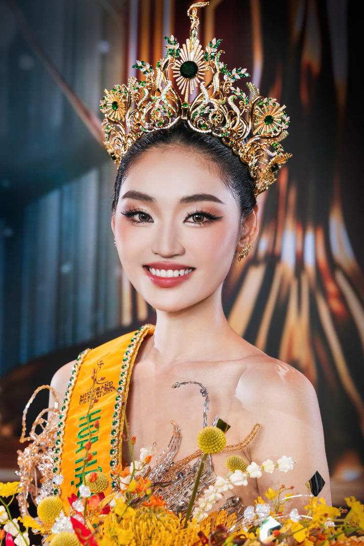 Nhan sắc đời thường ít phấn son của tân Miss Grand Vietnam 2025- Ảnh 1.
