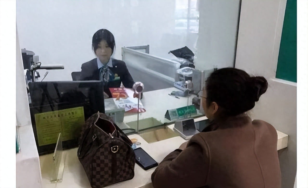 Người phụ nữ gửi tiết kiệm hơn 37 triệu đồng trong 3 năm nhưng 23 năm sau đến rút, ngân hàng kiểm tra rồi khẳng định “Chị đã tất toán rồi mà”- Ảnh 1.