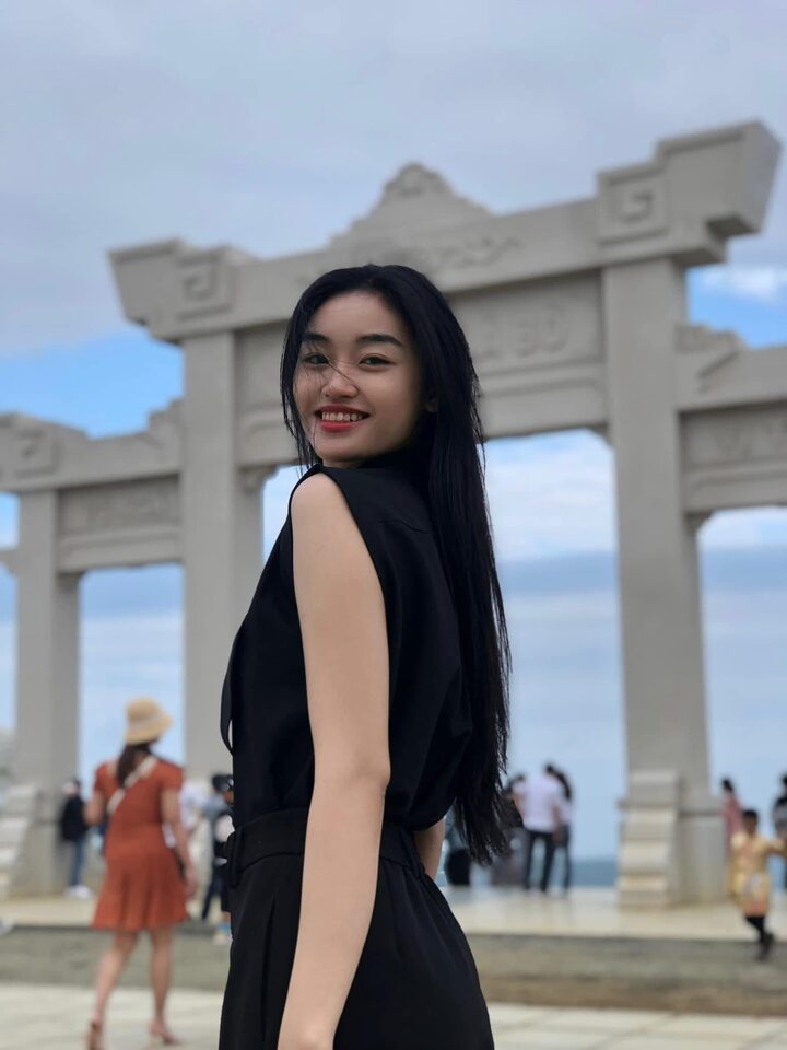 Nhan sắc đời thường ít phấn son của tân Miss Grand Vietnam 2025- Ảnh 9.