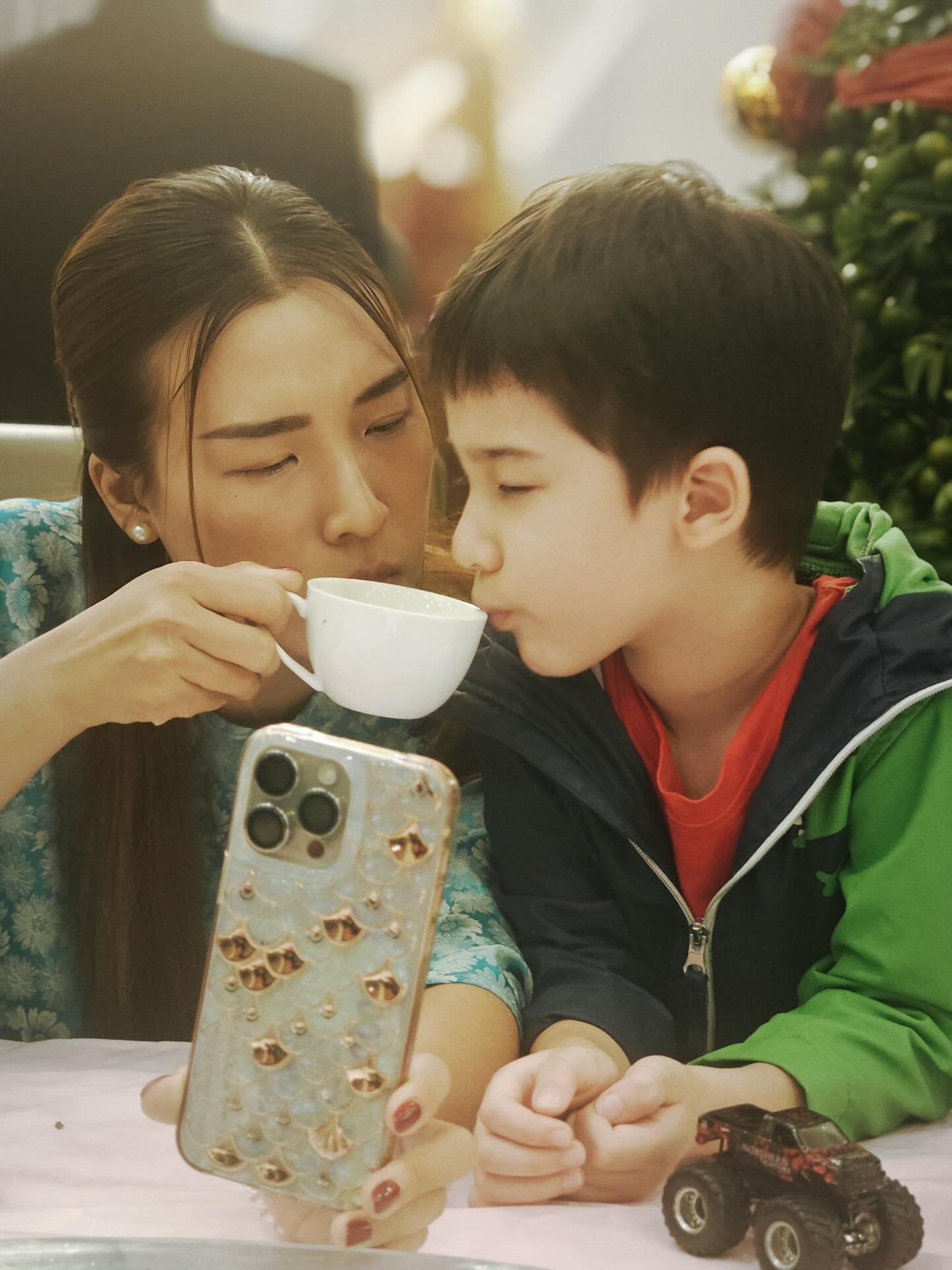 Á hậu Vbiz ly hôn chồng ngoại quốc, một mình nuôi con trai lai Tây đẹp trai chuẩn 