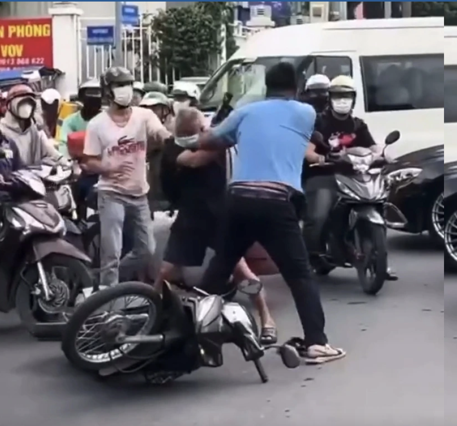 Bắt khẩn cấp Nguyễn Lâm Minh Tuấn - đối tượng hành hung cụ ông giữa giao lộ sau khi va chạm giao thông- Ảnh 2.