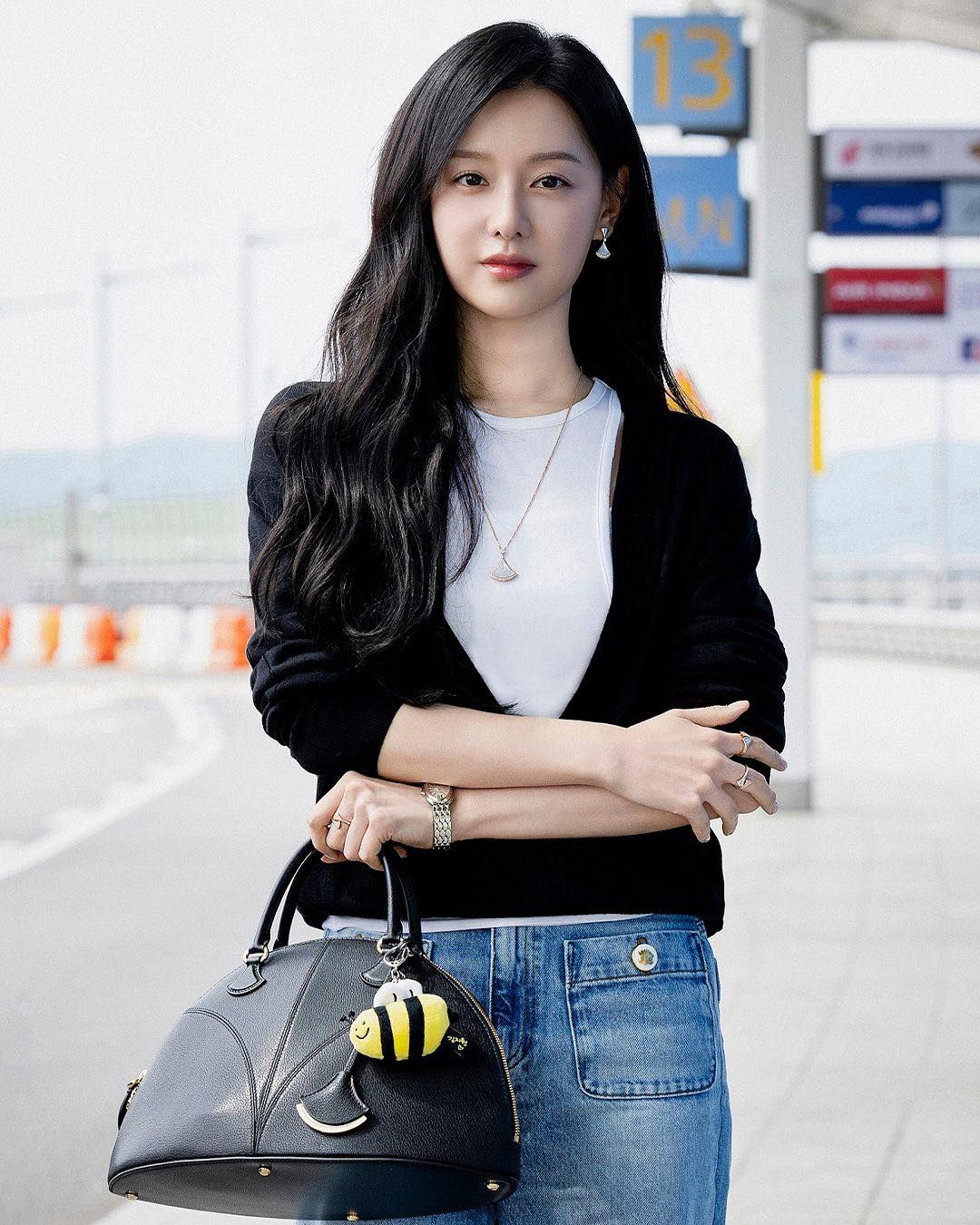 Hiếm lắm mới thấy Kim Ji Won mặc phá cách- Ảnh 10.