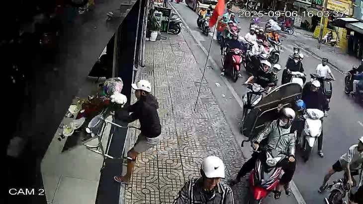 Bắt 3 thanh niên giật cô hồn ở cửa hàng PNJ và nhà dân- Ảnh 1.