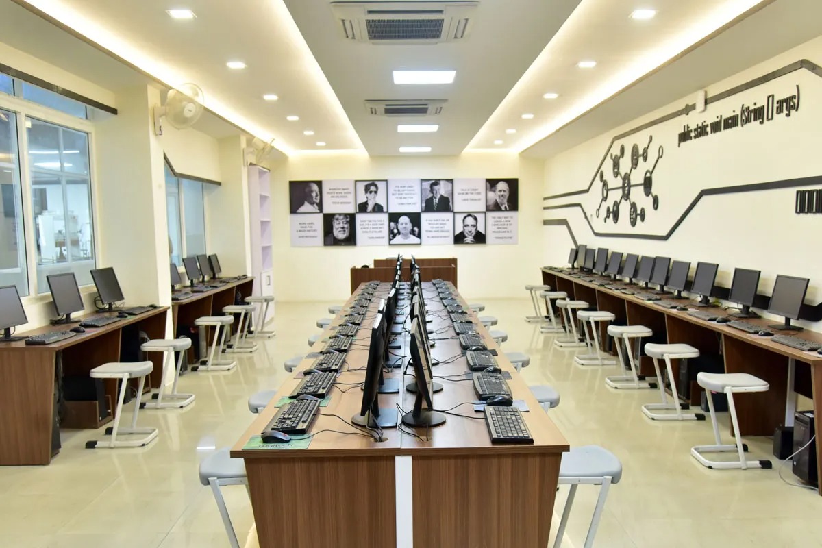 Ngôi trường đông học sinh nhất thế giới- Ảnh 3.