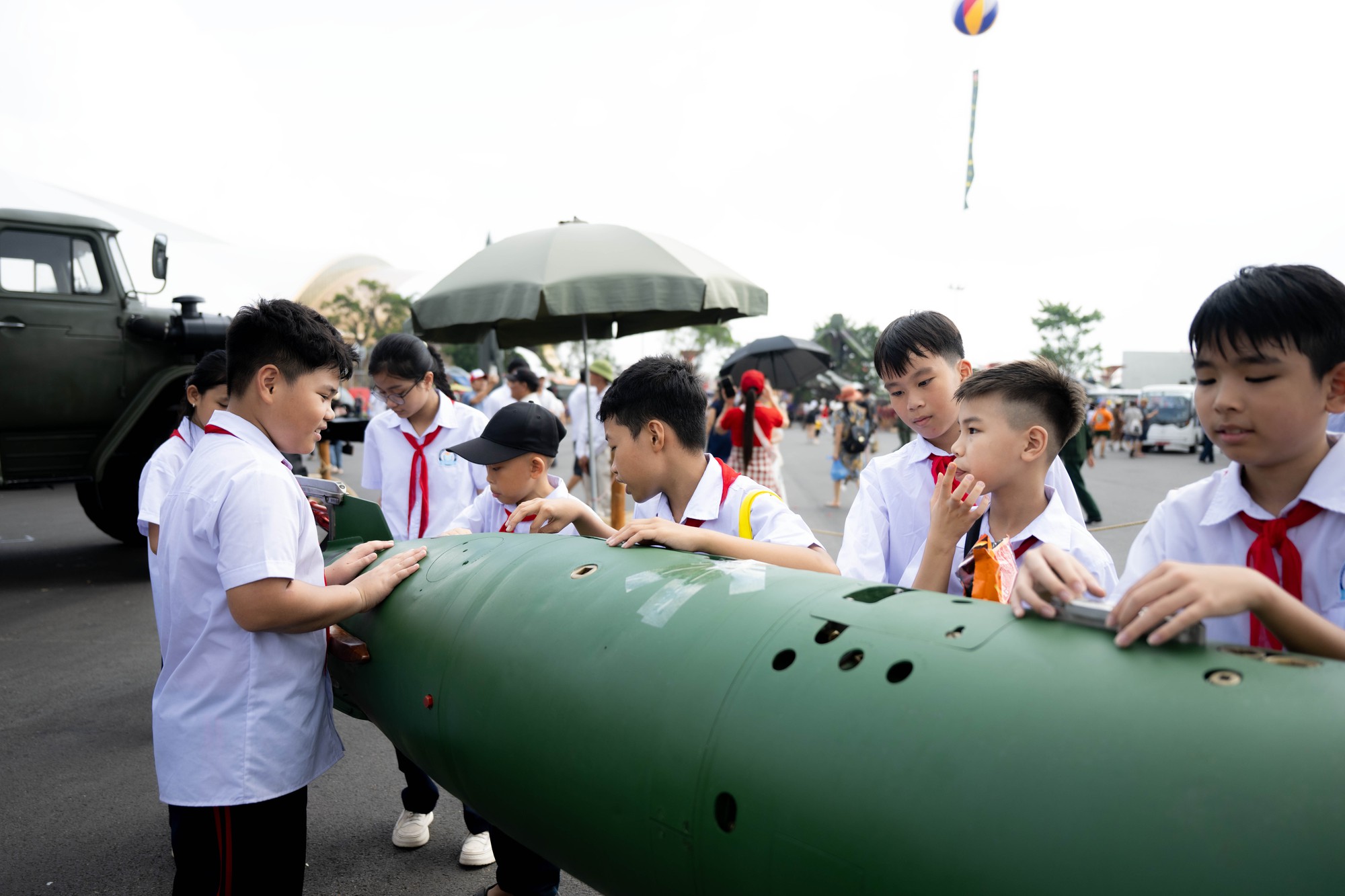 Khối học sinh nườm nượp đổ về triển lãm to nhất Việt Nam- Ảnh 4.