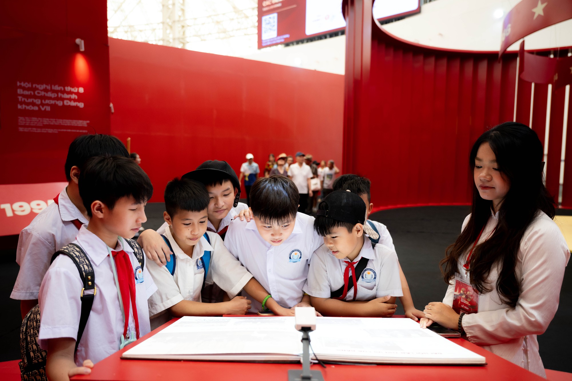 Khối học sinh nườm nượp đổ về triển lãm to nhất Việt Nam- Ảnh 8.
