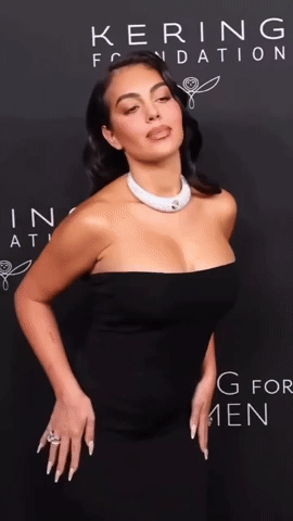 Vợ sắp cưới của Ronaldo khoe kim cương bất chấp bị dân tình chê phô trương- Ảnh 2.