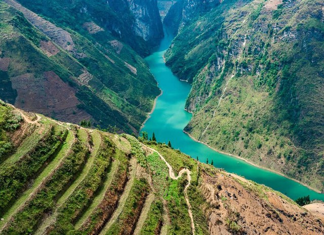 Khách Tây há hốc miệng trước cảnh ở vùng núi phía Bắc: Cách Hà Nội hơn 300km, không phải ai cũng dám đi- Ảnh 3.