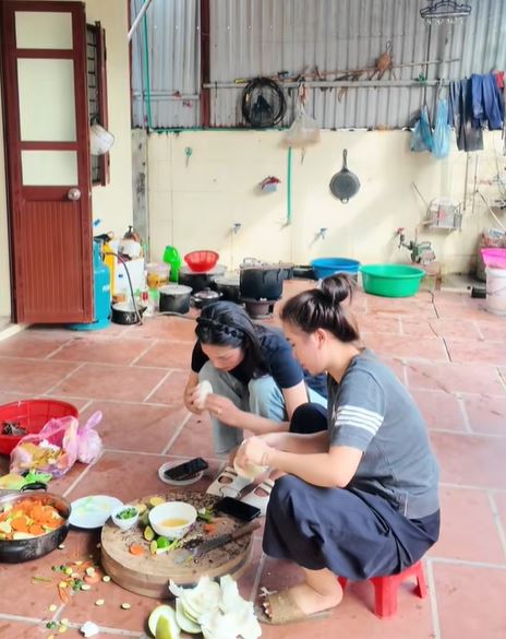 Doãn Hải My về quê Văn Hậu, cũng nấu nướng, rửa bát như bao nàng dâu khác sao lại hút tới 1,2 triệu views?- Ảnh 1.