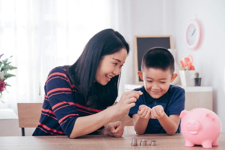 Cha mẹ khôn ngoan dạy con tài chính từ "vỡ lòng": Những bài học tiền bạc theo từng lứa tuổi- Ảnh 4.