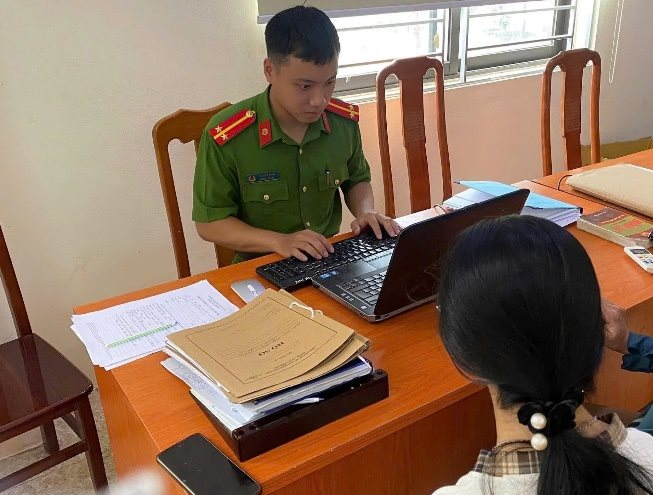 Nữ sinh 2007 gọi điện mẹ chuyển khoản 150 triệu đồng, 1 tiếng sau bị công an đưa đi- Ảnh 1.