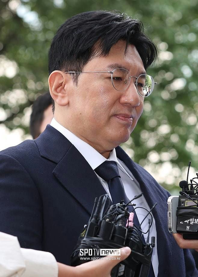 "Cha đẻ BTS" trình diện cảnh sát, thái độ ra sao khi đối mặt với án chung thân?- Ảnh 1.