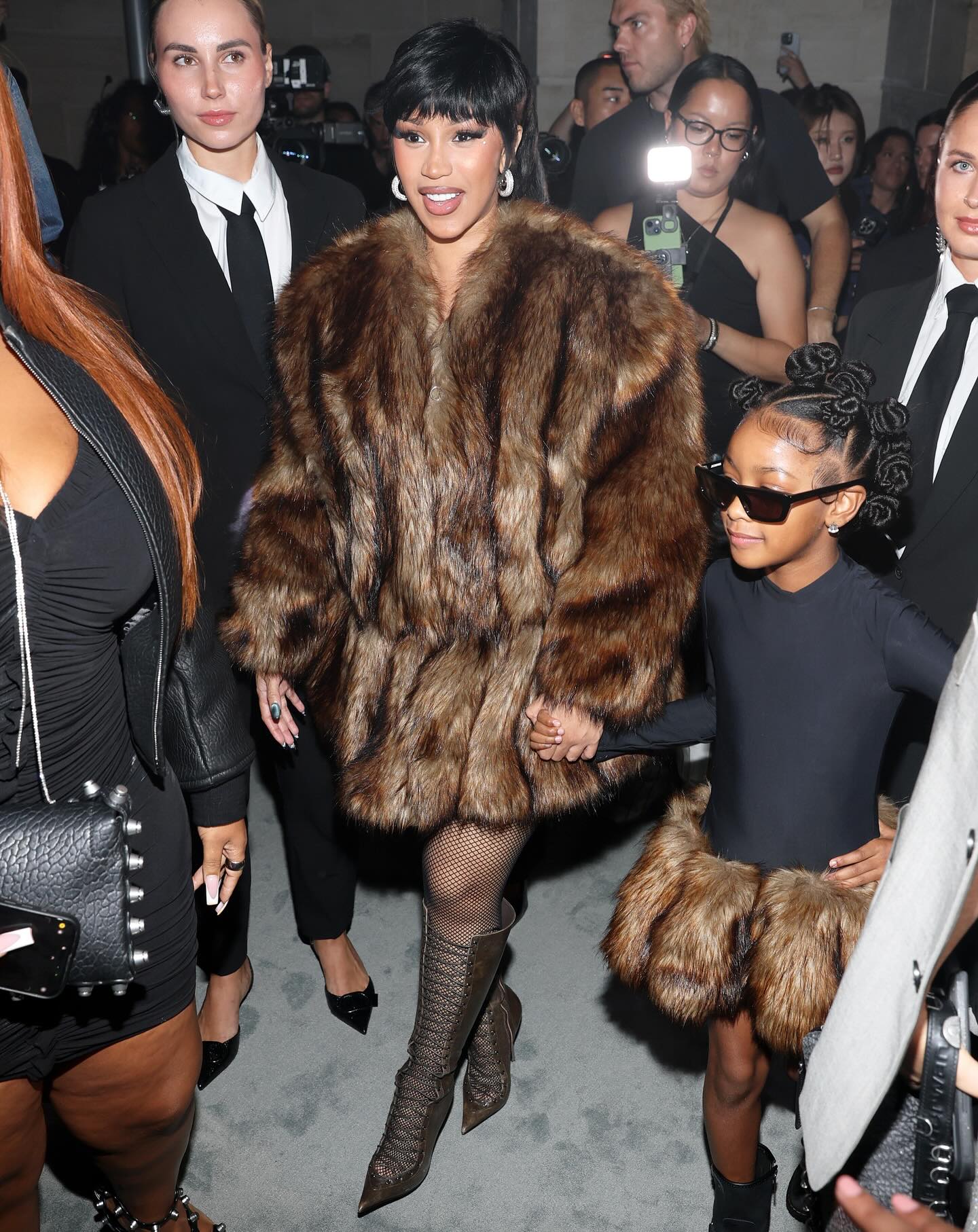 Con gái Cardi B thành hiện tượng tại fashion week: 7 tuổi nhưng 