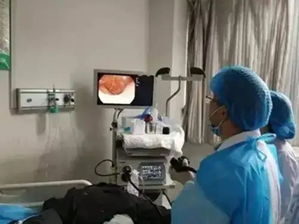 Người đàn ông qua đời vì ung thư đại tràng dù ngủ sớm, dậy sớm, thích đi bộ, bác sĩ lắc đầu: 4 thực phẩm yêu thích của nhiều người là nguyên nhân- Ảnh 1.