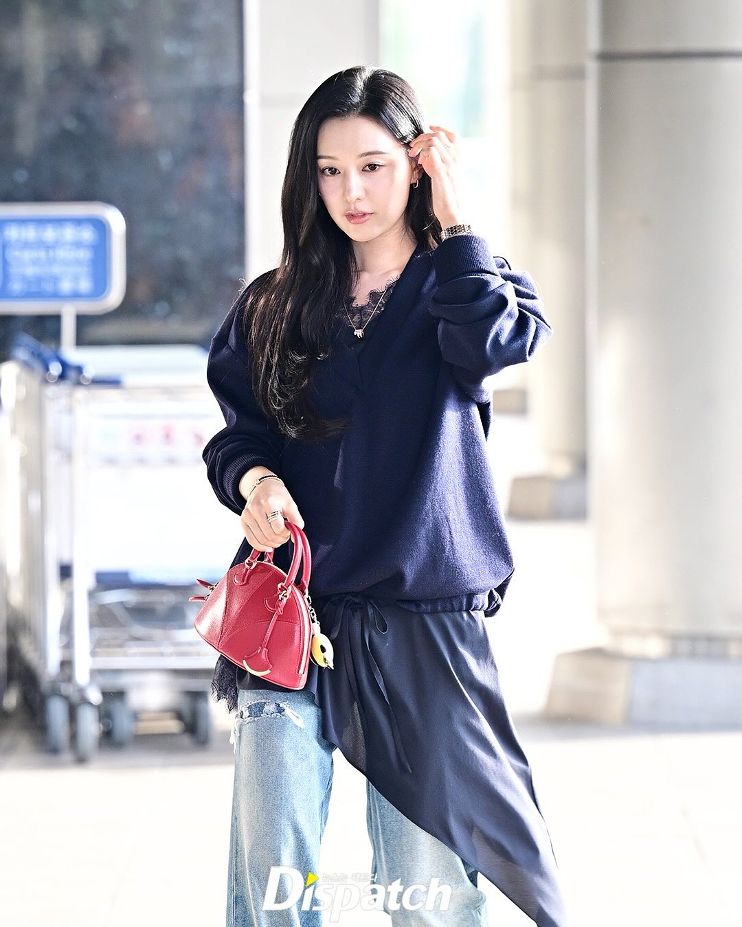 Hiếm lắm mới thấy Kim Ji Won mặc phá cách- Ảnh 1.