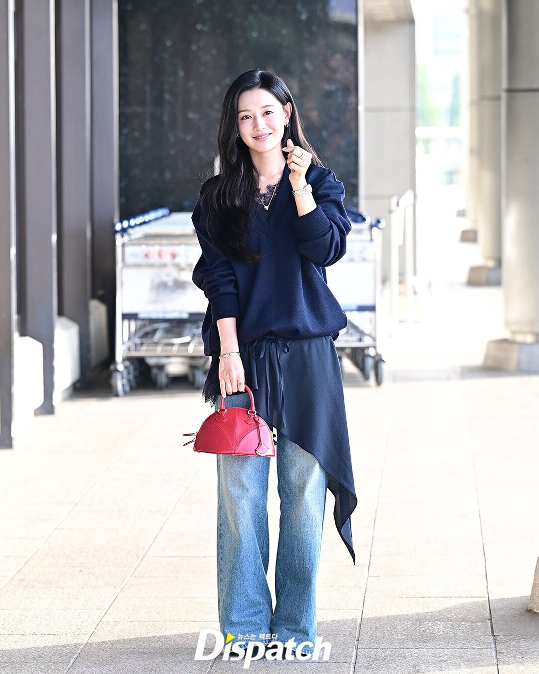 Hiếm lắm mới thấy Kim Ji Won mặc phá cách- Ảnh 2.