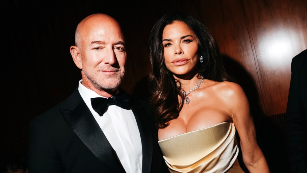 Vợ tỷ phú Jeff Bezos khoe dây chuyền kim cương 3 triệu USD tại tiệc từ thiện, vượt cả Kim Kardashian?- Ảnh 1.