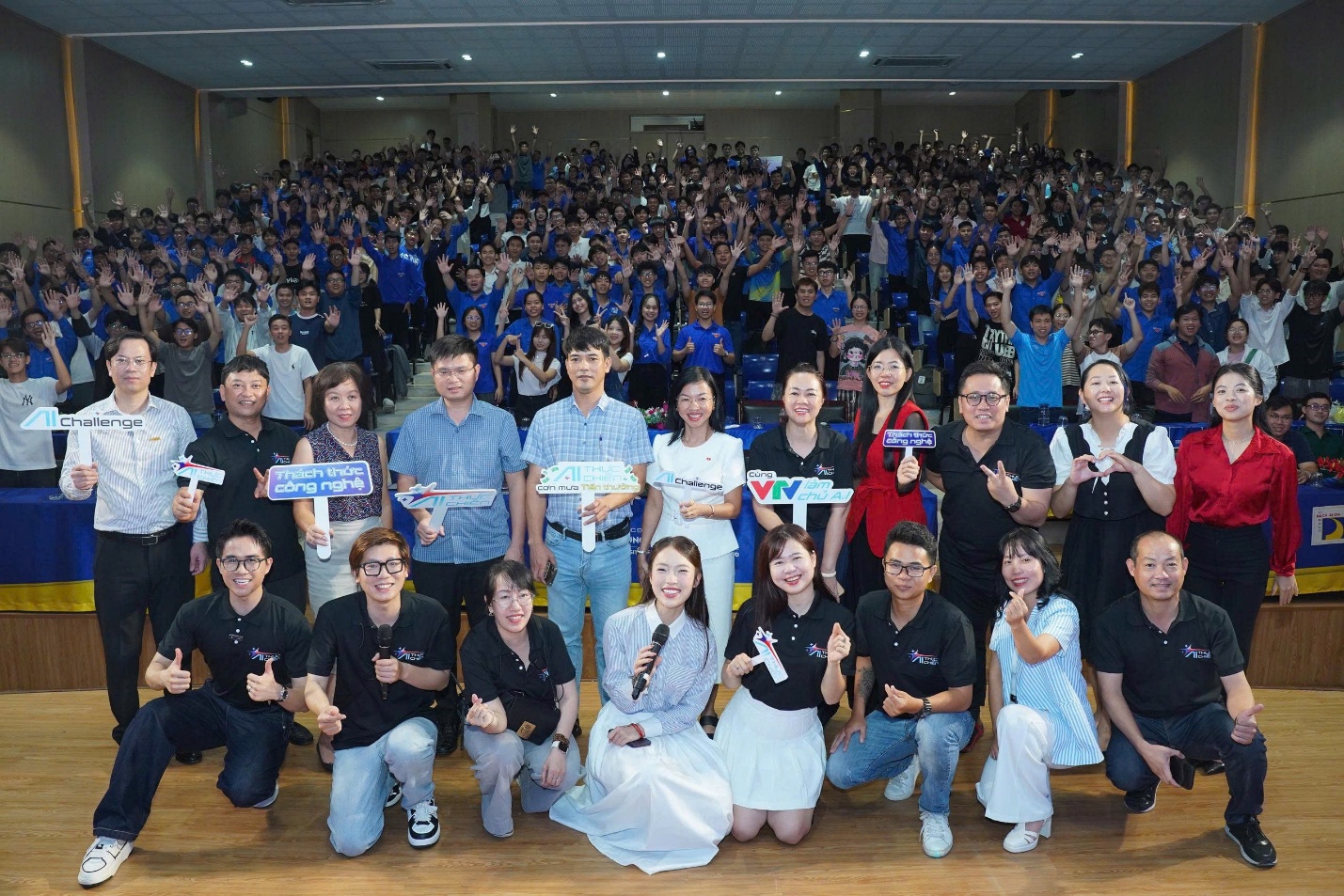 Cuộc thi "AI thực chiến 2025" tổ chức Unitour tại Hà Nội- Ảnh 1.
