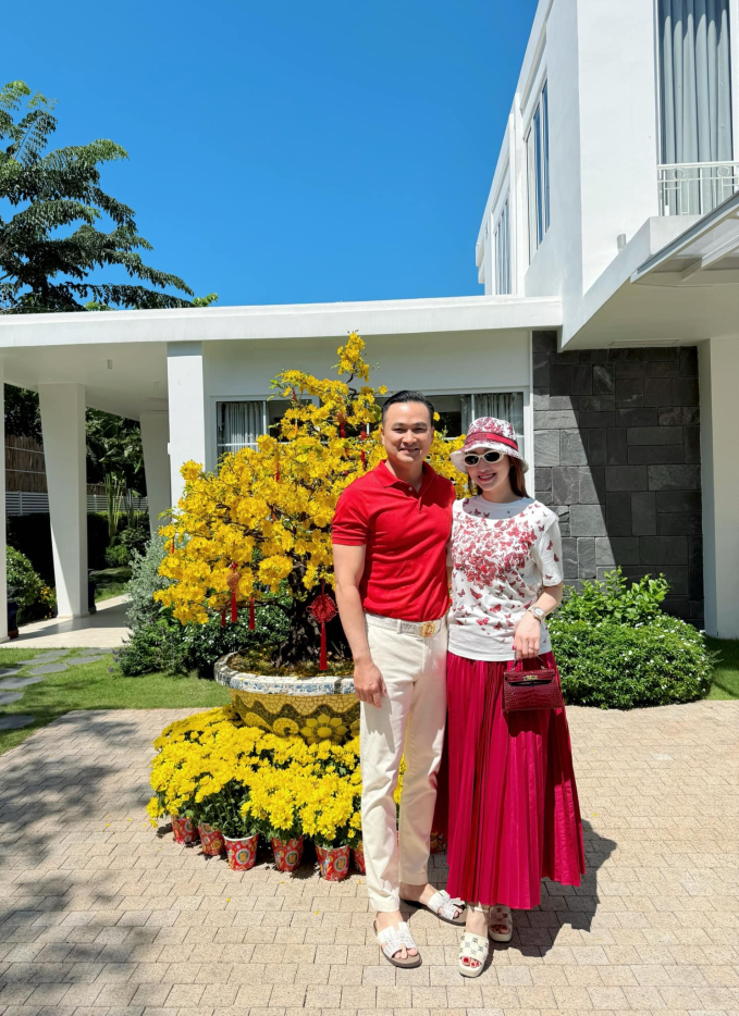 Nam nghệ sĩ tuyên bố rời showbiz về âm thầm làm đại gia, bất động sản trải từ Bắc vào Nam: U55 vẫn phong độ bên vợ đẹp kém 16 tuổi- Ảnh 4.