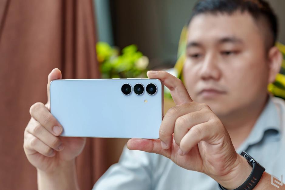 Mở hộp Galaxy S25 FE – Ấn tượng đầu tiên đến từ thiết kế mỏng nhẹ, thời thượng- Ảnh 3.
