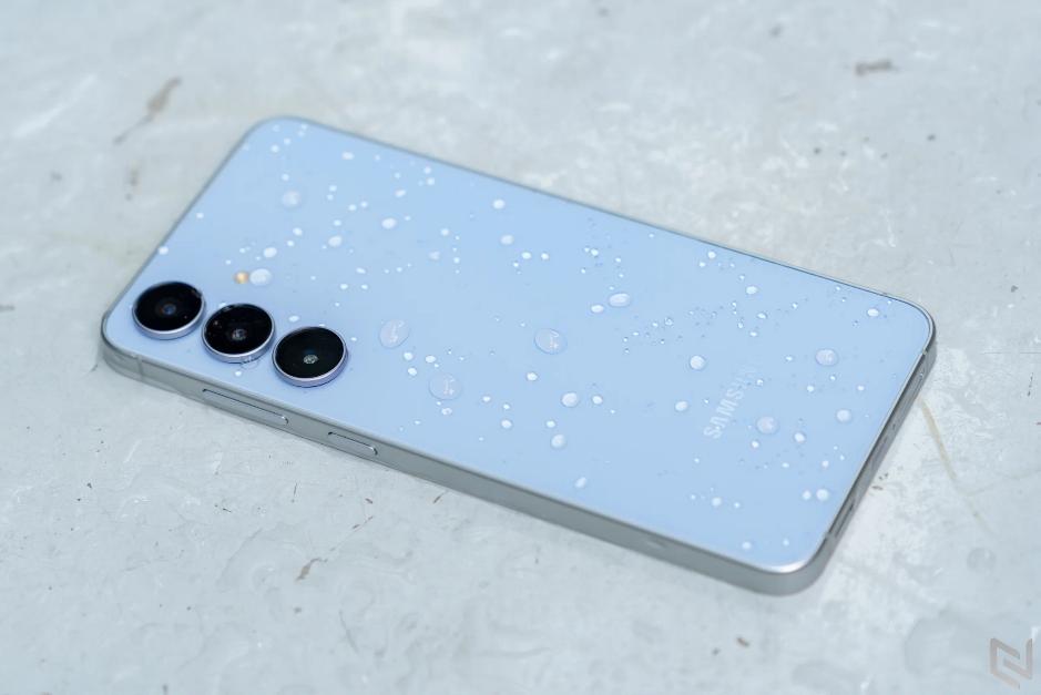 Mở hộp Galaxy S25 FE – Ấn tượng đầu tiên đến từ thiết kế mỏng nhẹ, thời thượng- Ảnh 4.