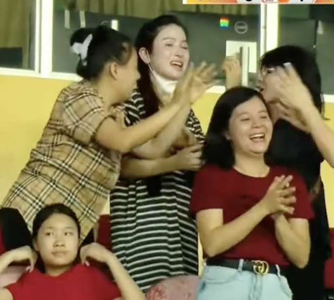 Viral khoảnh khắc Chu Thanh Huyền mếu máo ăn mừng khi Quang Hải ghi bàn- Ảnh 2.