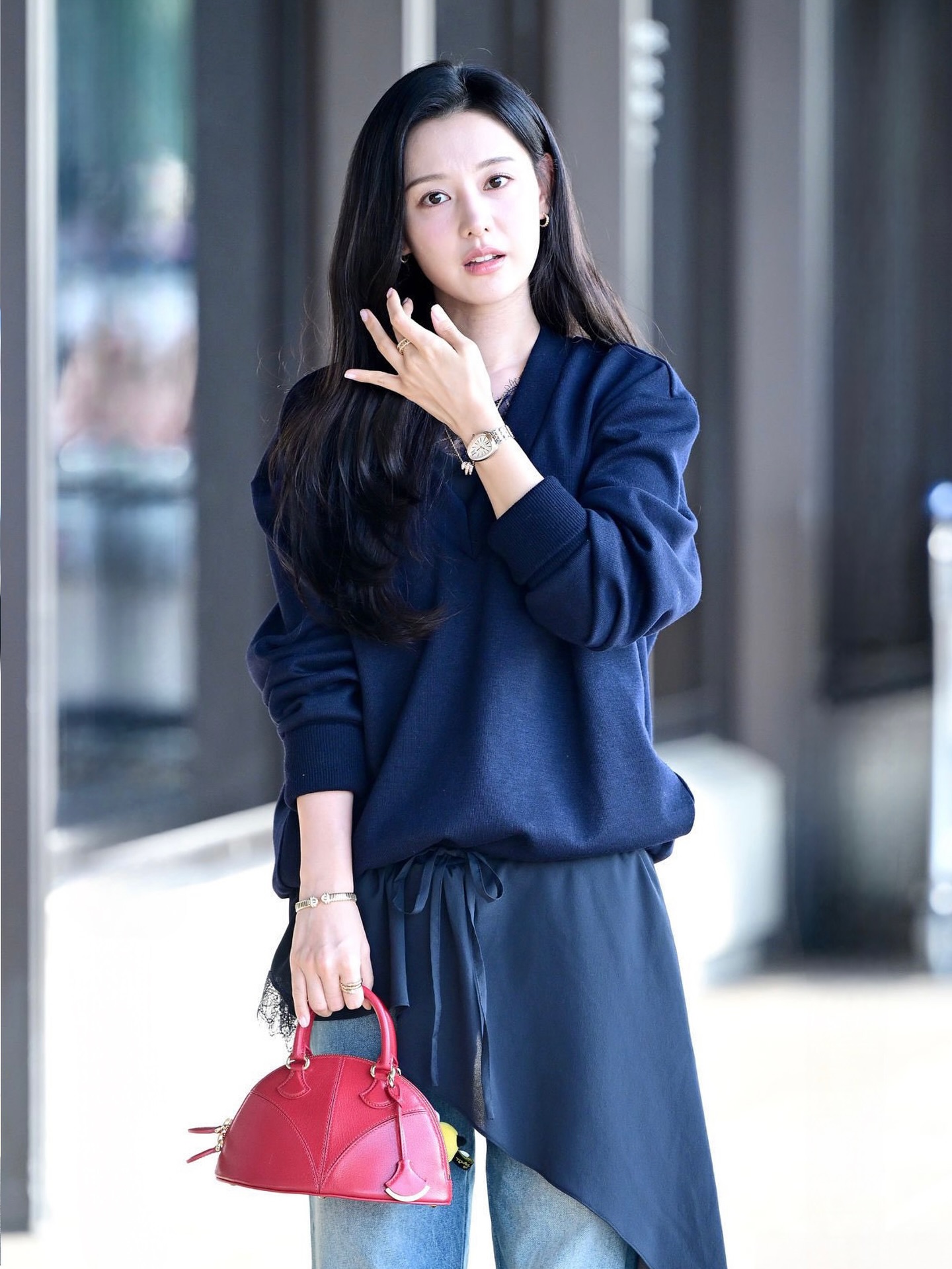 Hiếm lắm mới thấy Kim Ji Won mặc phá cách- Ảnh 4.