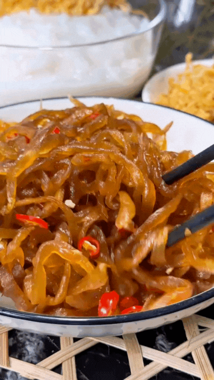 Món ăn gắn với ký ức tuổi thơ nghèo khó nhưng giờ là 