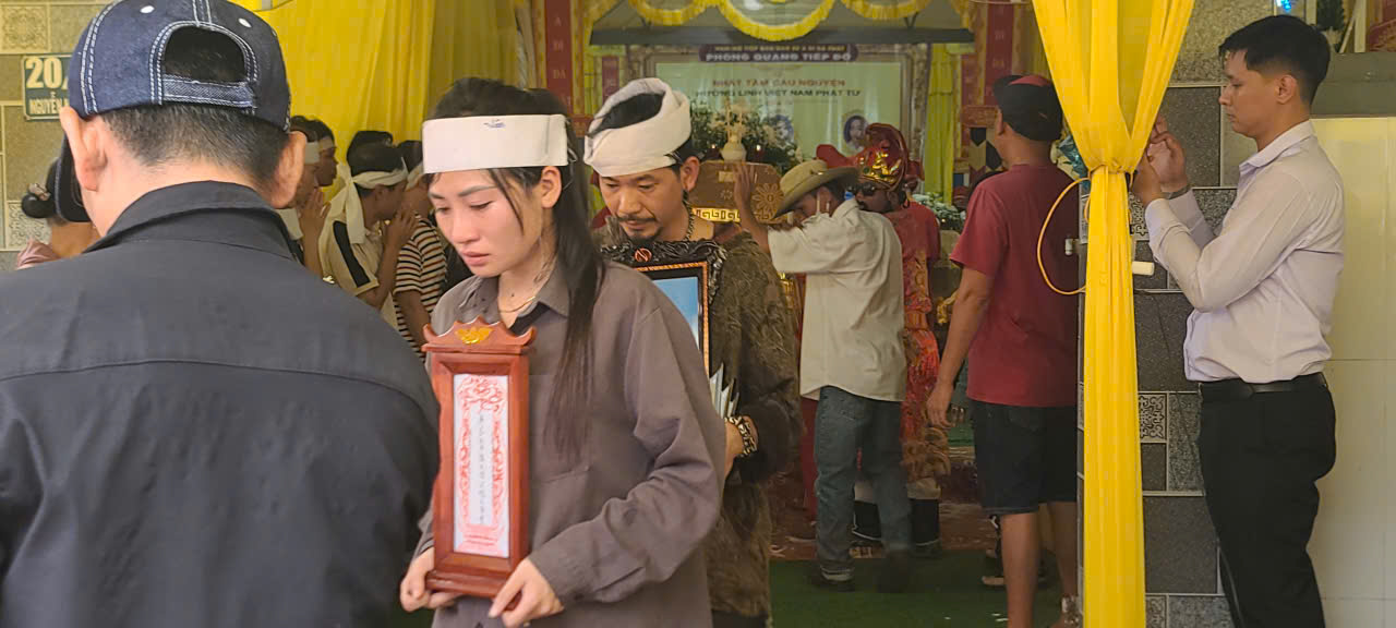 Dòng người tiễn biệt 3 nạn nhân trong vụ thảm án ở Đắk Lắk- Ảnh 1.