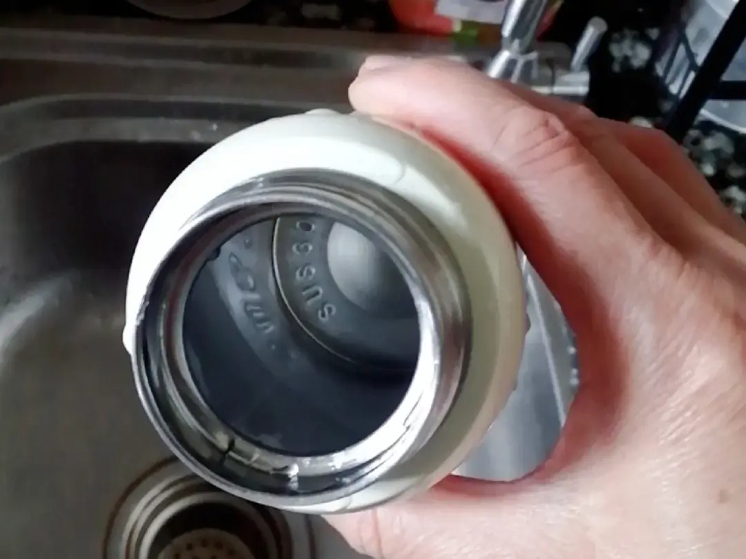 Đừng coi thường: B&igrave;nh giữ nhiệt dễ l&agrave; "ổ vi khuẩn", uống 1 ngụm như nuốt bệnh v&agrave;o người, rất nguy hiểm!- Ảnh 1.