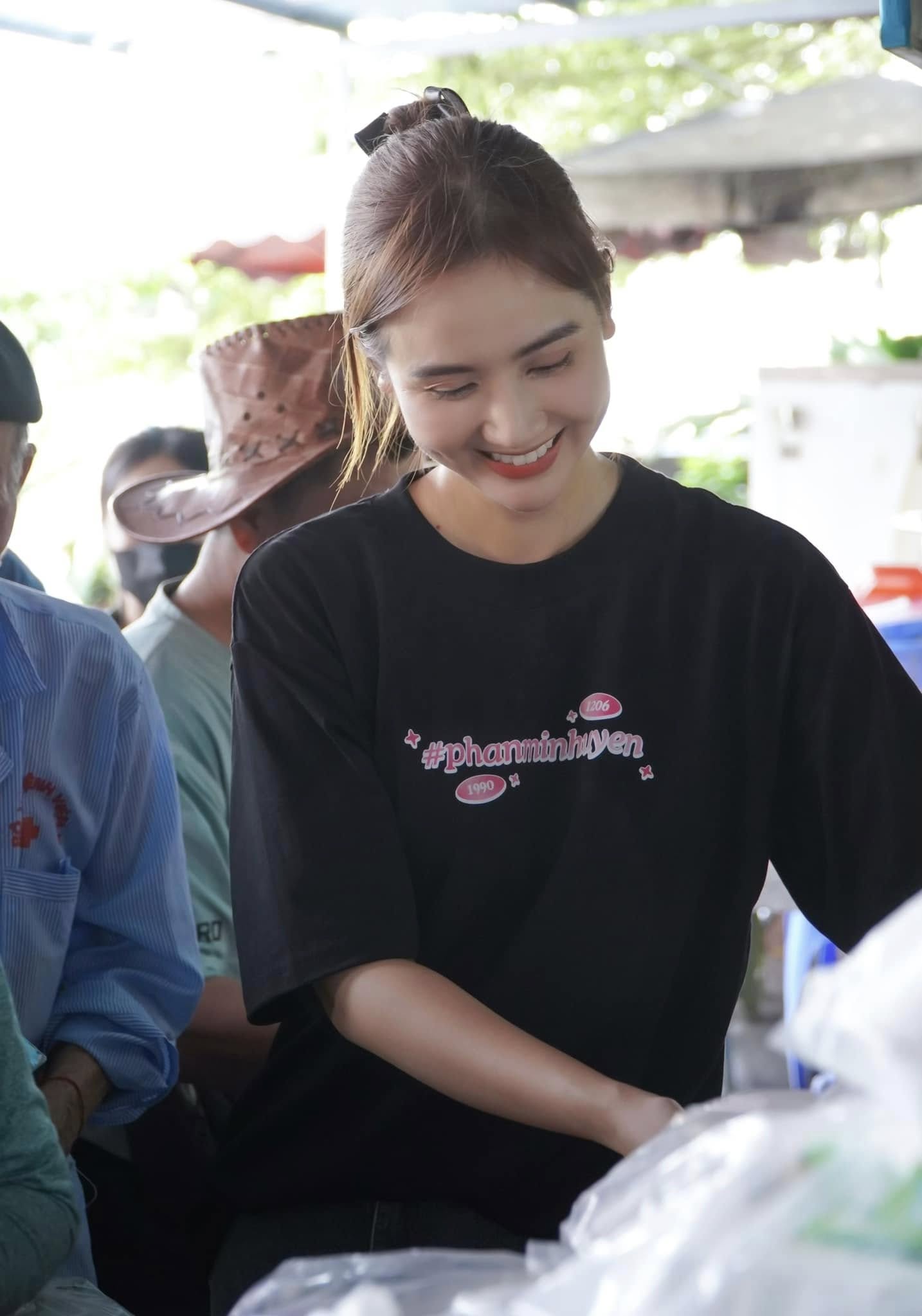 5 mỹ nhân Việt má lúm phú quý 