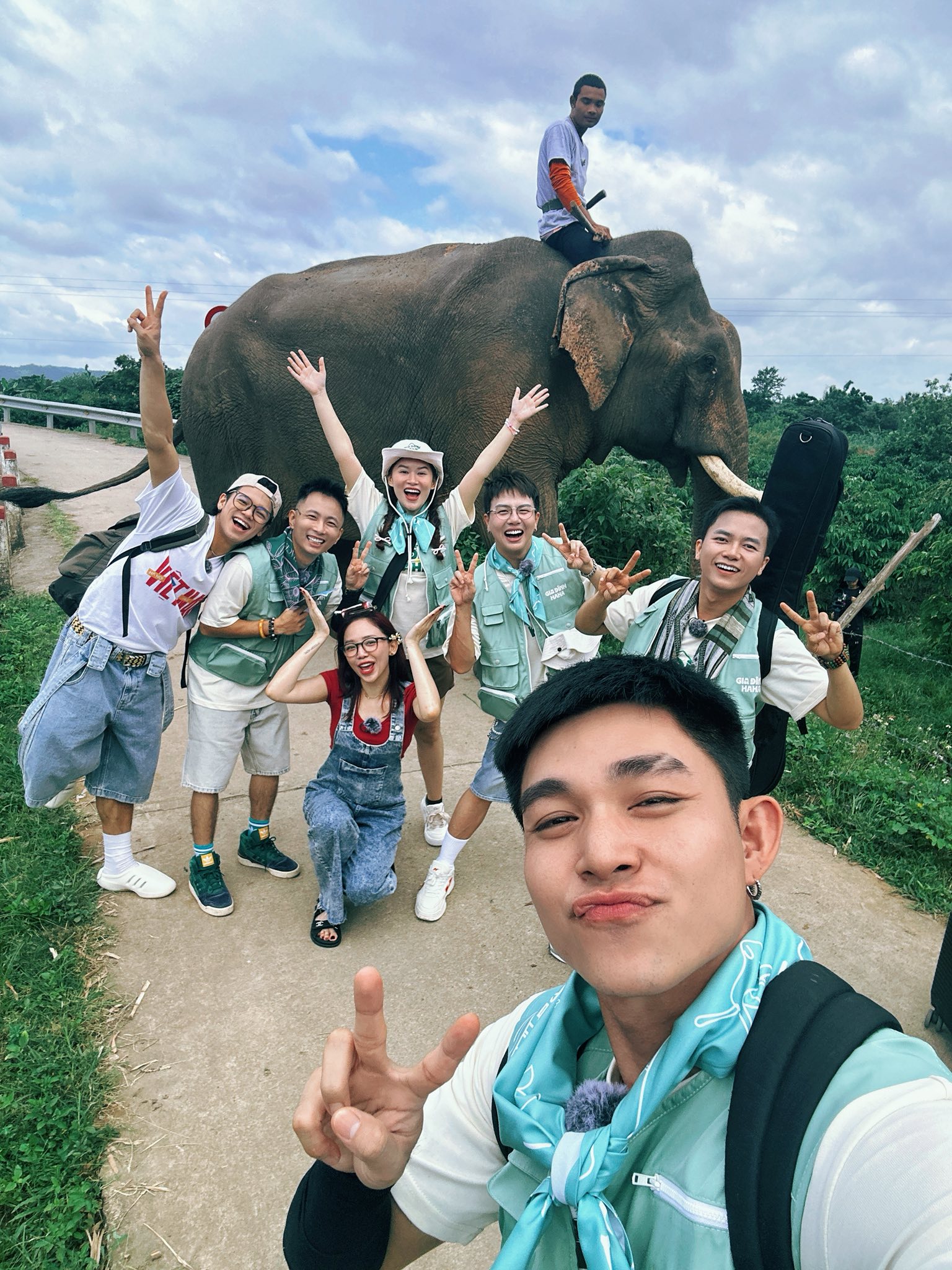Biểu cảm "khó đỡ" của các thành viên Gia đình Haha khi lần đầu thưởng thức đặc sản Tây Nguyên: "Khổ trước sướng sau", càng ăn càng cuốn!- Ảnh 8.
