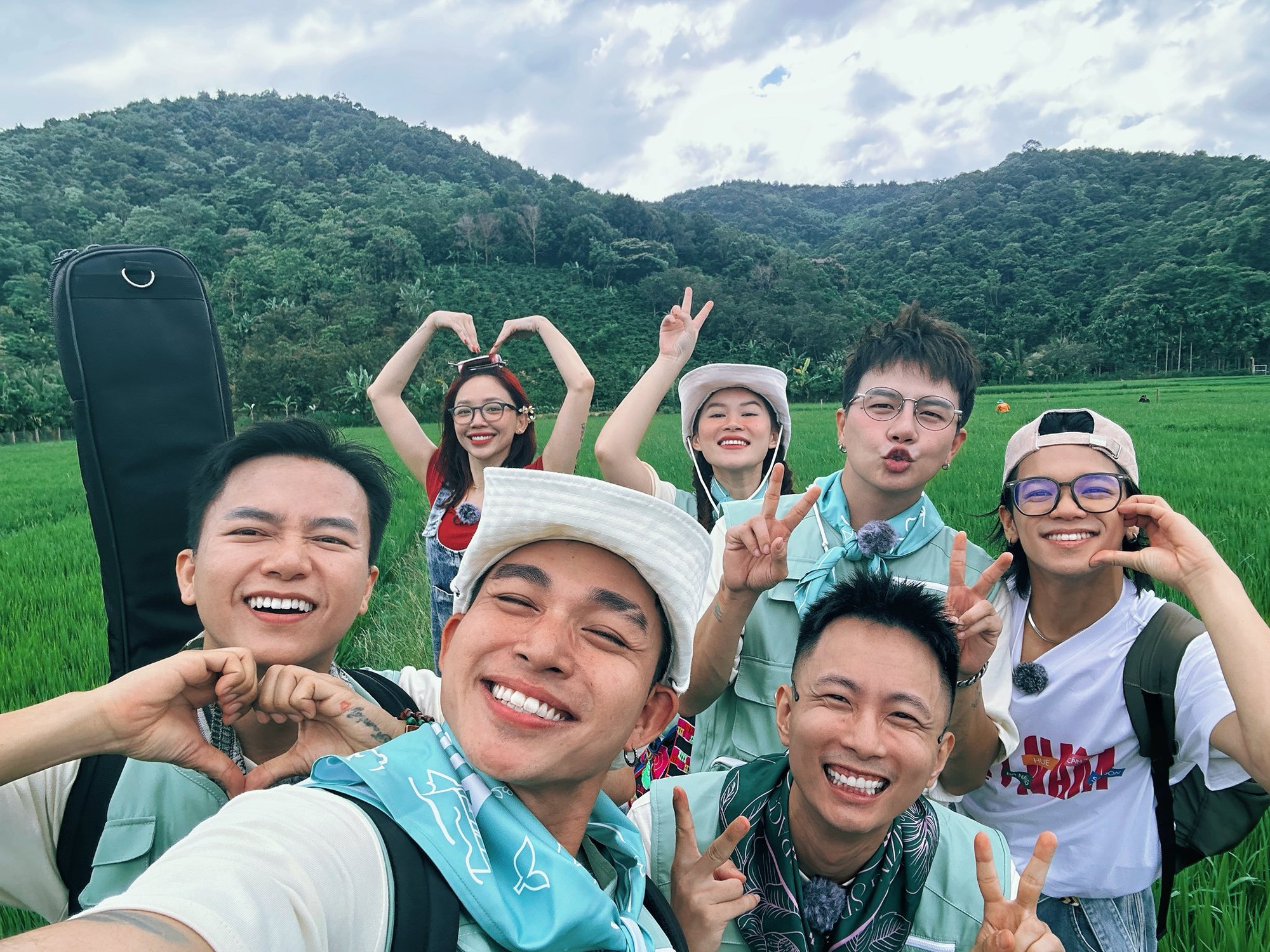 Biểu cảm "khó đỡ" của các thành viên Gia đình Haha khi lần đầu thưởng thức đặc sản Tây Nguyên: "Khổ trước sướng sau", càng ăn càng cuốn!- Ảnh 2.