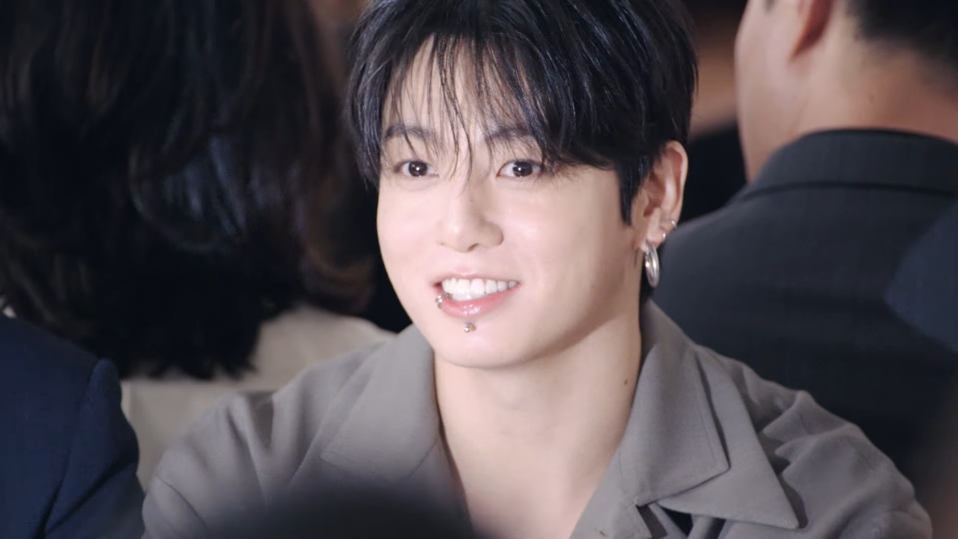 Jungkook để lộ sụn mũi khi dự show thời trang?- Ảnh 5.