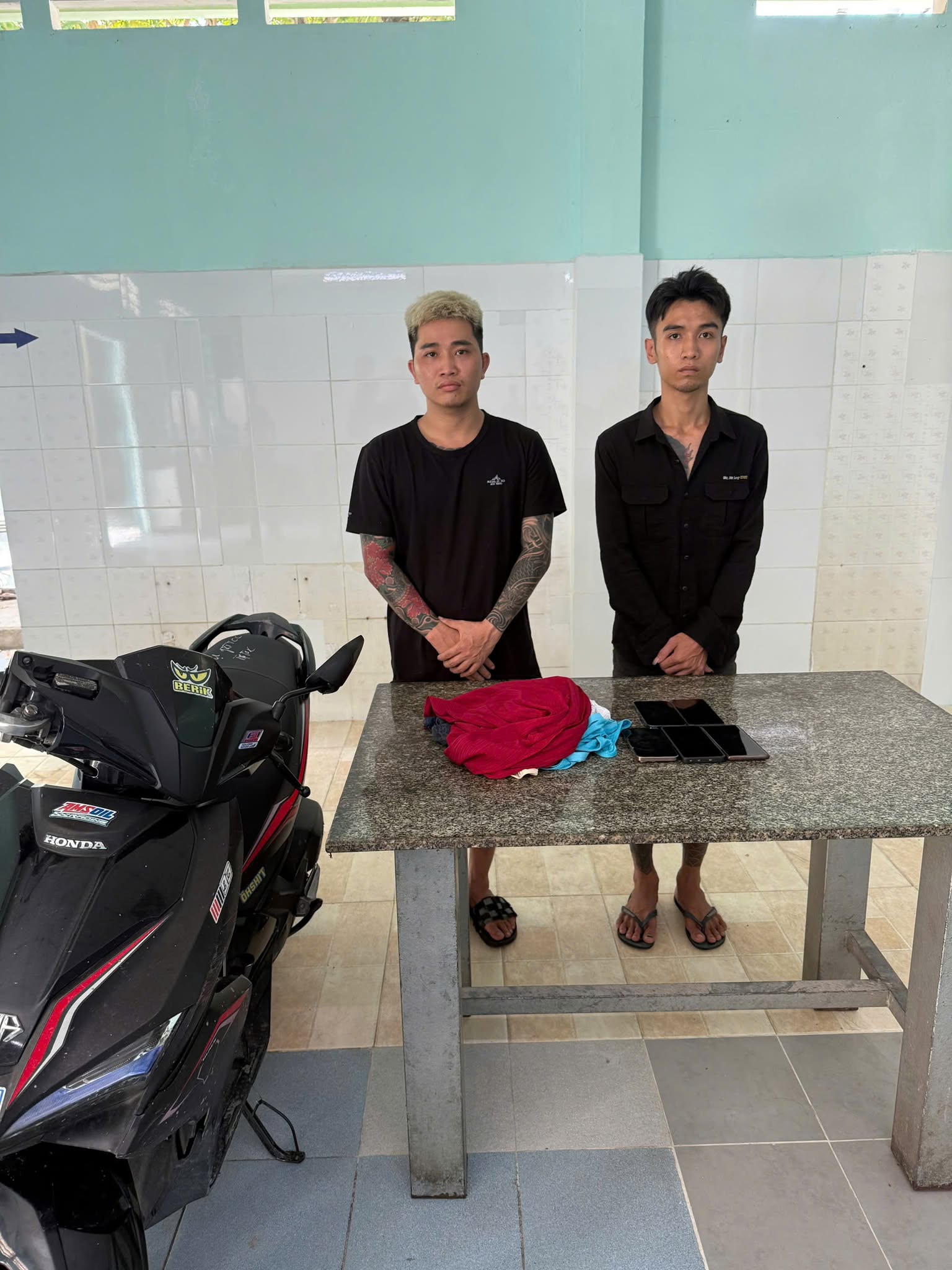 Bắt 2 "tiktoker" dàn dựng clip chặn đầu xe, úp bánh kem, đội quần lót vào mặt người đi đường- Ảnh 2.