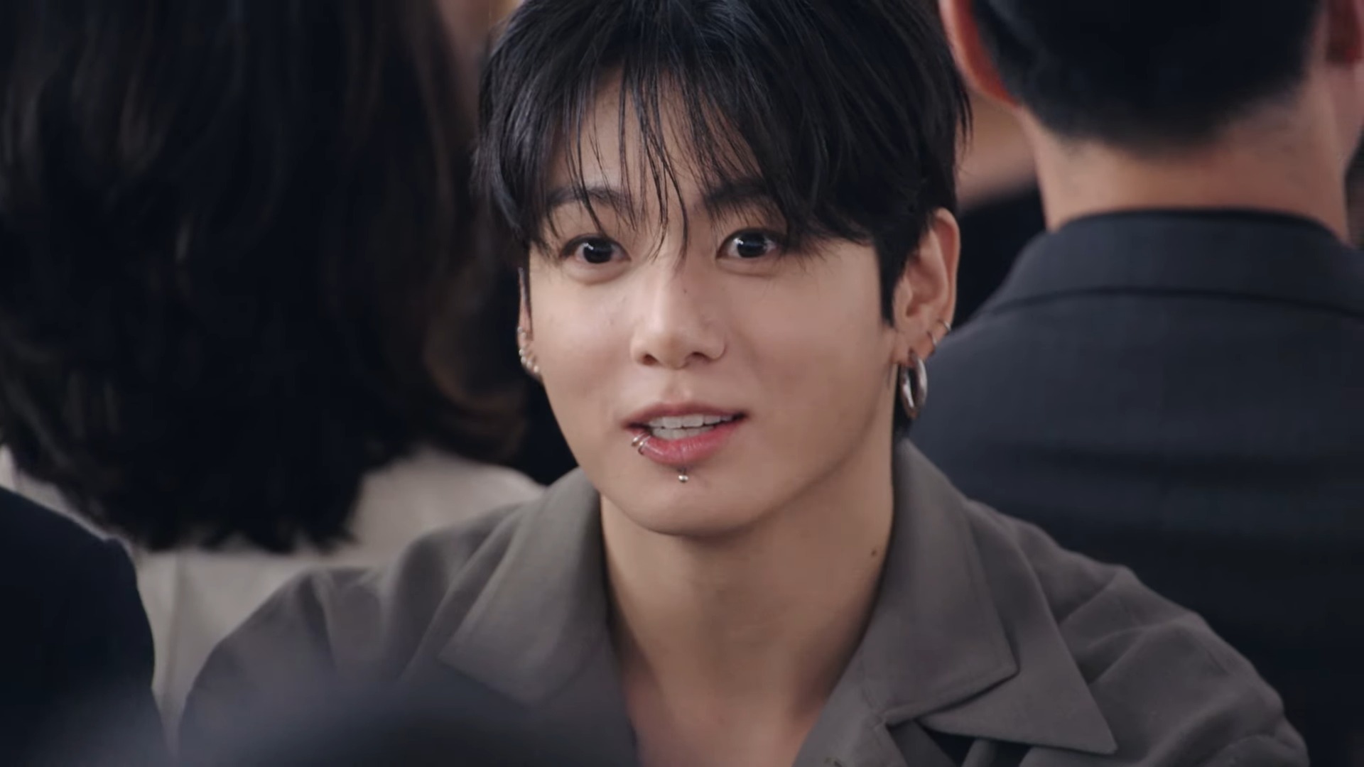 Jungkook để lộ sụn mũi khi dự show thời trang?- Ảnh 4.