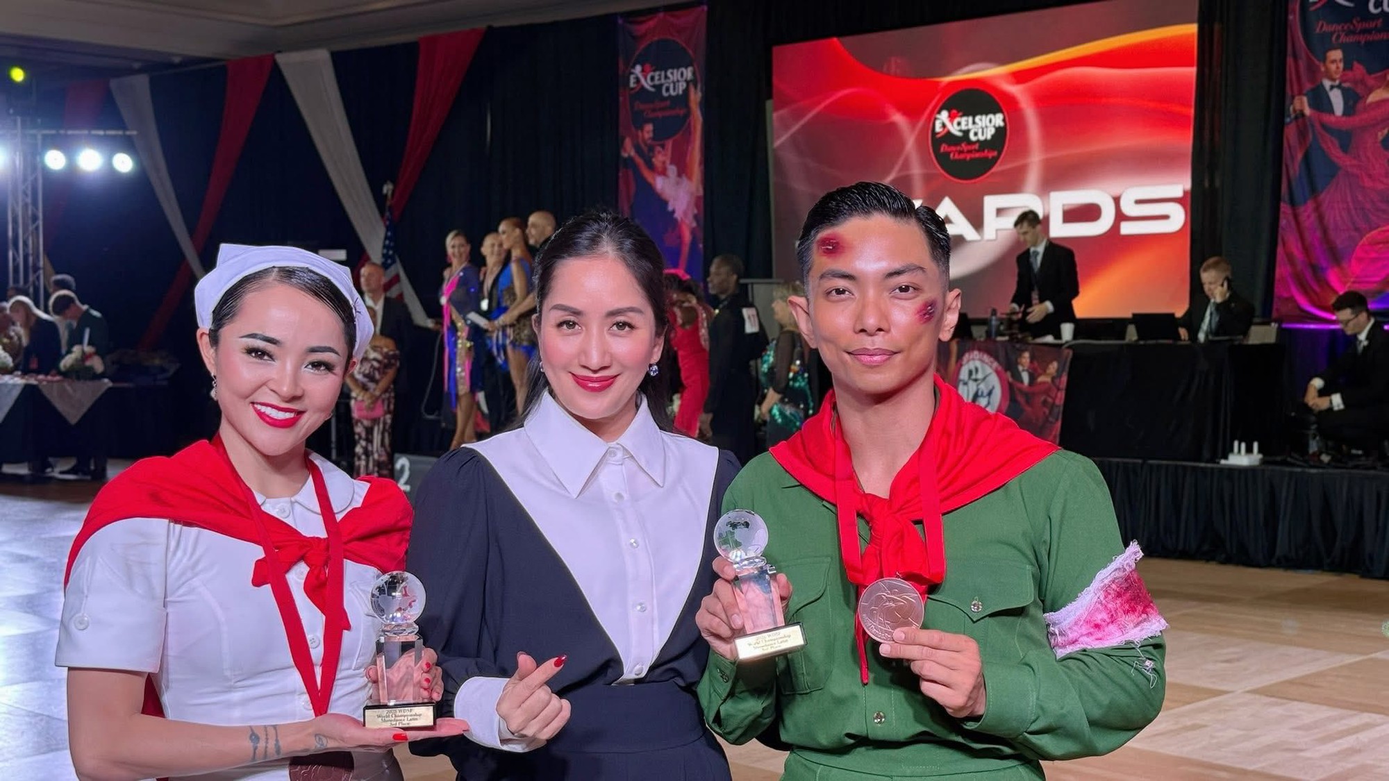 Khánh Thi rơi nước mắt ở sân bay khi về nước cùng huy chương lịch sử của Phan Hiển - Thu Hương- Ảnh 4.