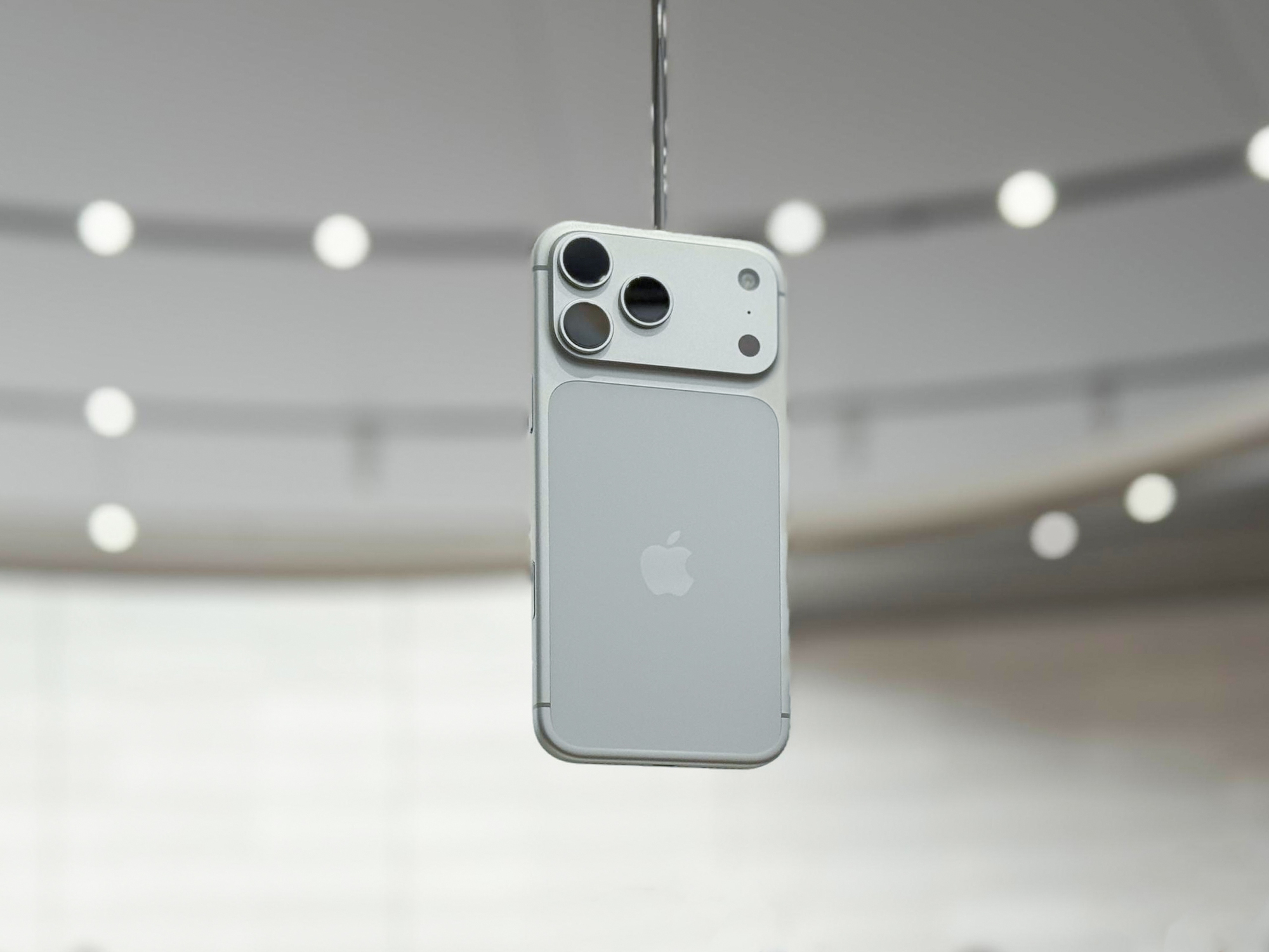 iPhone 17 Pro bạc "sốt" chẳng kém gì cam: Mỗi năm có thêm màu mới "team màu bạc" chưa lung lay bao giờ!- Ảnh 3.