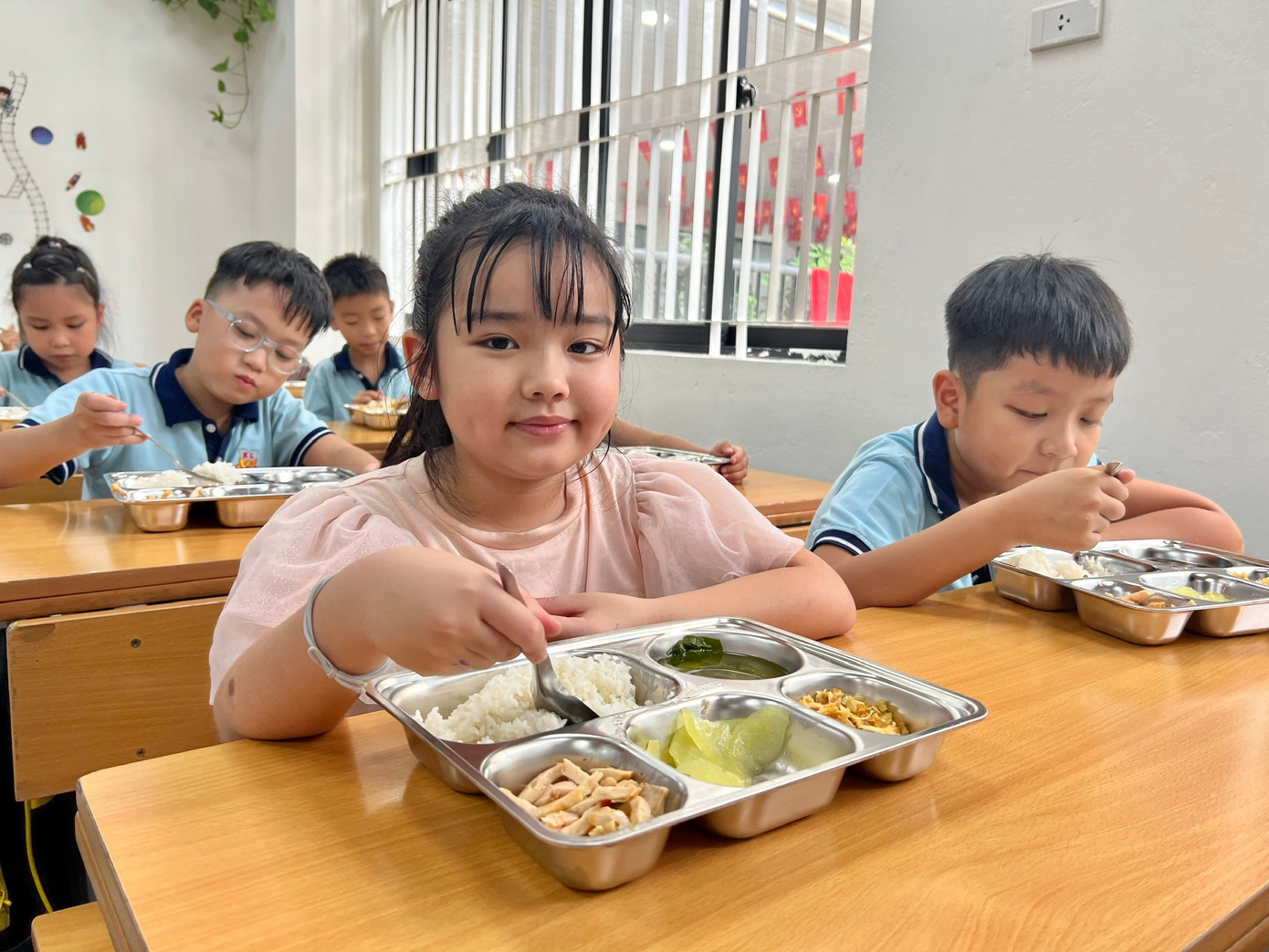 Dạy học 2 buổi/ngày: Phụ huynh "khổ vì đón con", trường loay hoay tìm giải pháp- Ảnh 1.